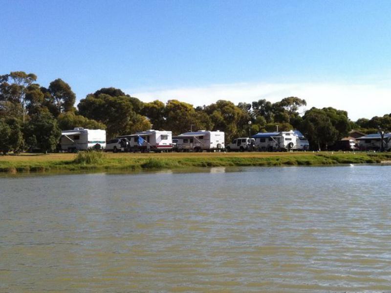 Lakefront camping in Meningie