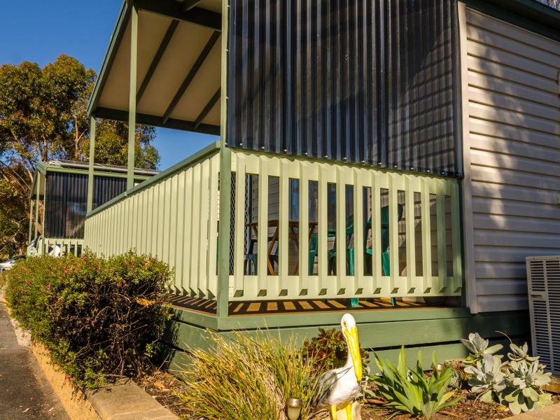 Coorong cabins / Meningie area- Pelican 2 garden